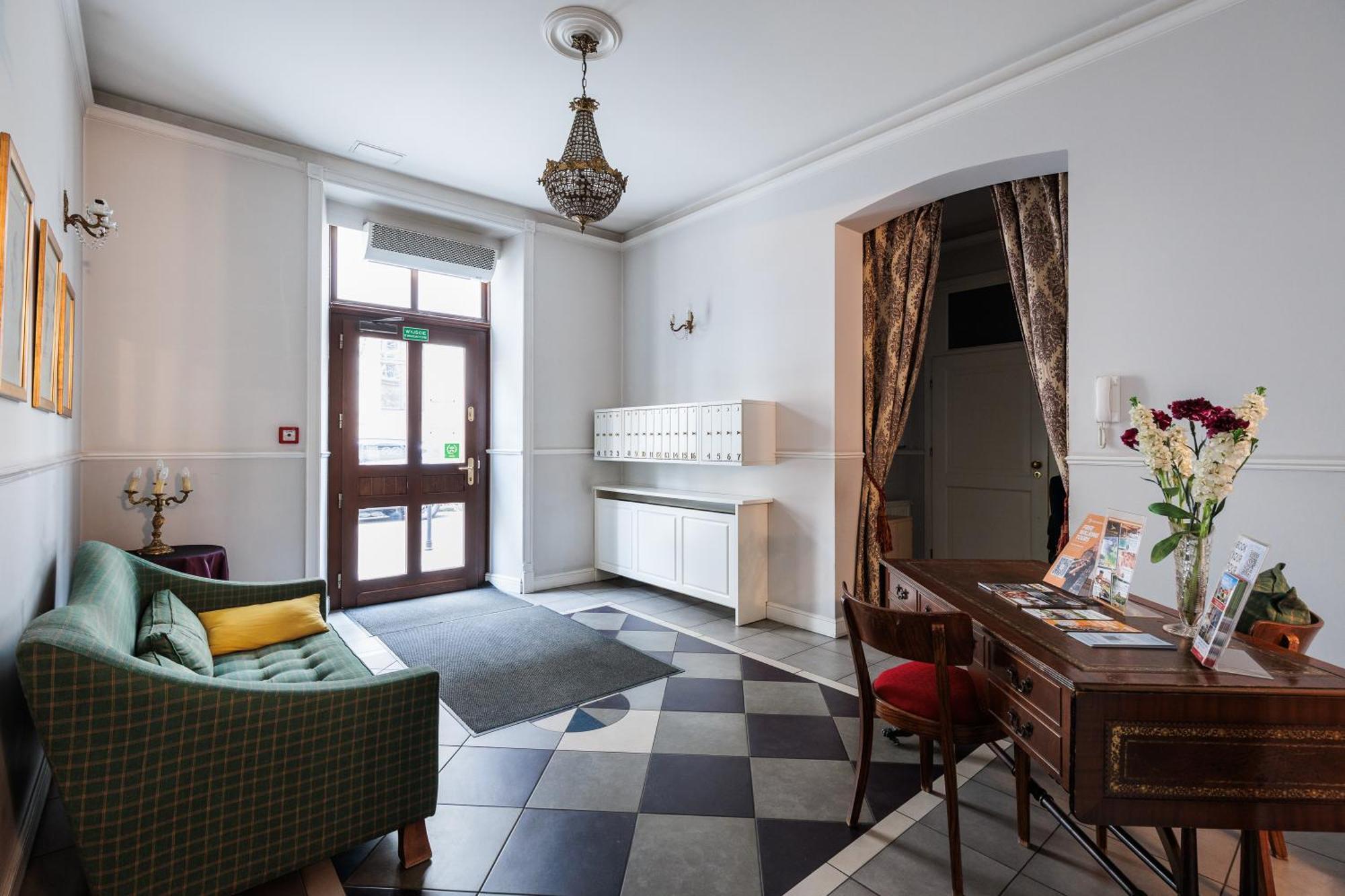 Classy Old Town Suites - By Upstairs — Photos 3